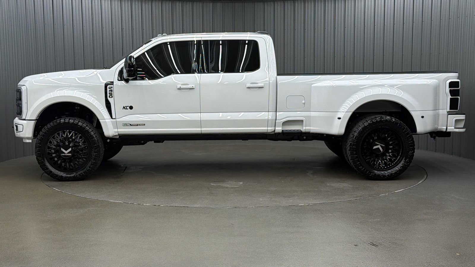 Used 2026 Ford F450 Platinum w/ Platinum Plus Package image 2