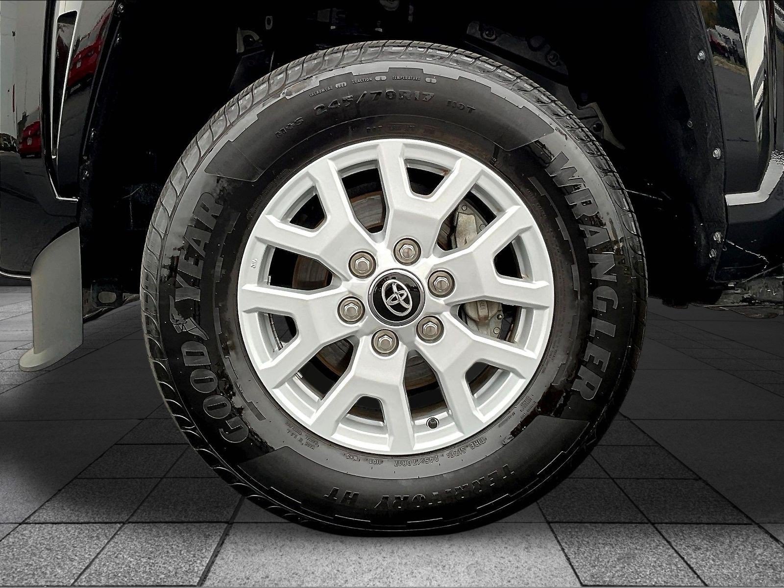 Used 2025 Toyota Tacoma SR5 AWD/4WD image 36