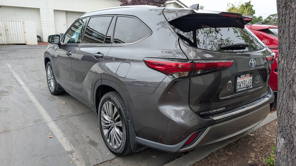 Used 2021 Toyota Highlander Platinum AWD/4WD image 3