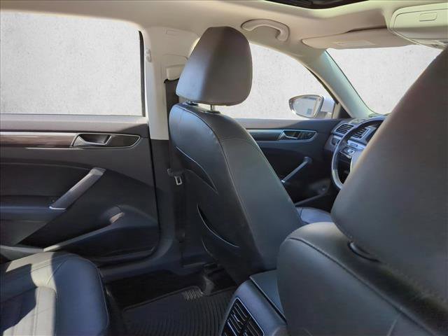 Used 2018 Volkswagen Passat 2.0T SEL Premium image 24