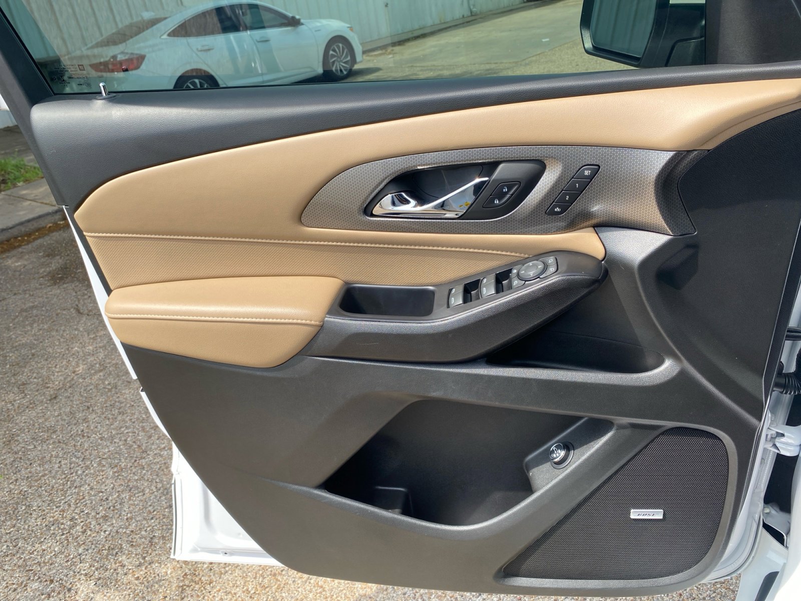 Used 2023 Chevrolet Traverse Premier image 30