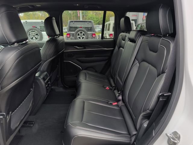 Used 2025 Jeep Grand Cherokee Limited w/ Black Appearance Package AWD/4WD image 28