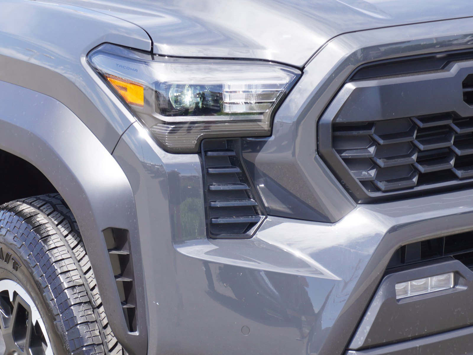 Used 2025 Toyota Tacoma TRD Off-Road w/ TRD Off Road Upgrade Package AWD/4WD image 3