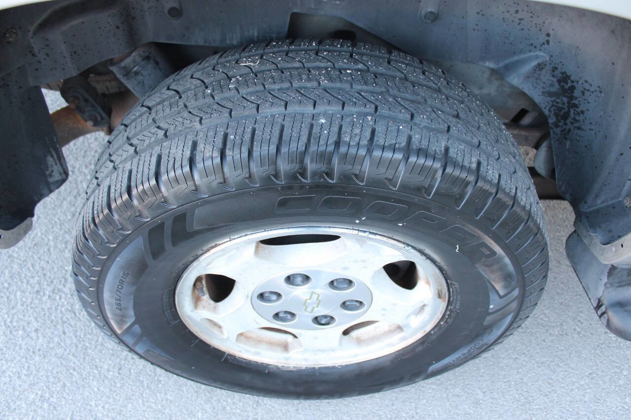 Used 2005 Chevrolet Suburban LS image 12