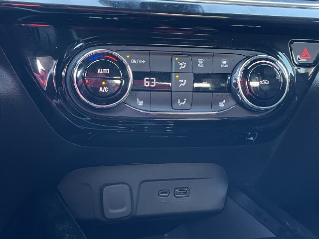 Used 2024 Chevrolet Trax RS w/ Sunroof Package FWD image 19