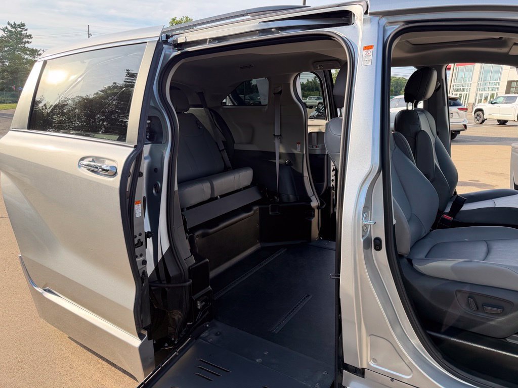 Used 2023 Toyota Sienna XLE w/ XLE Plus Package FWD image 29