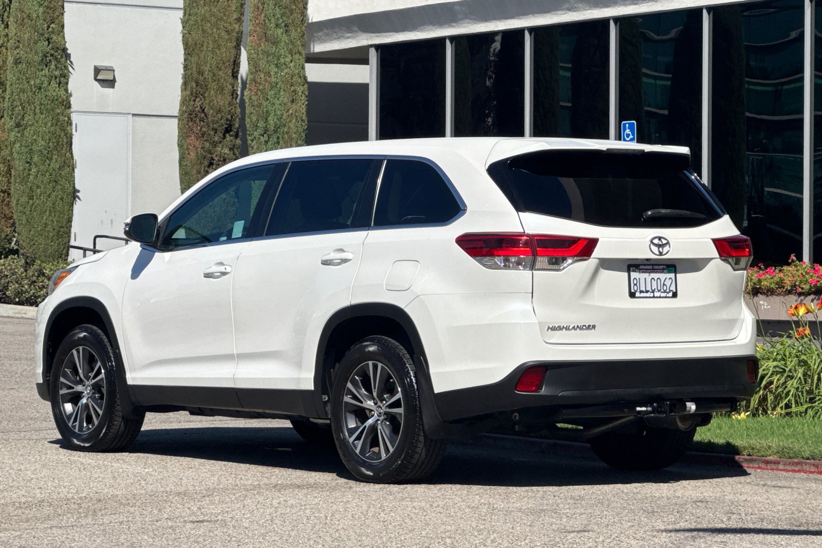 Used 2019 Toyota Highlander LE FWD image 6