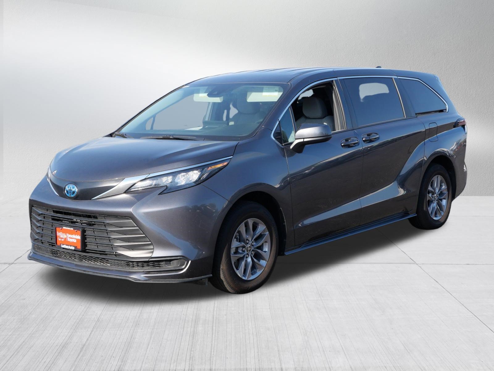 Used 2025 Toyota Sienna LE AWD/4WD image 3