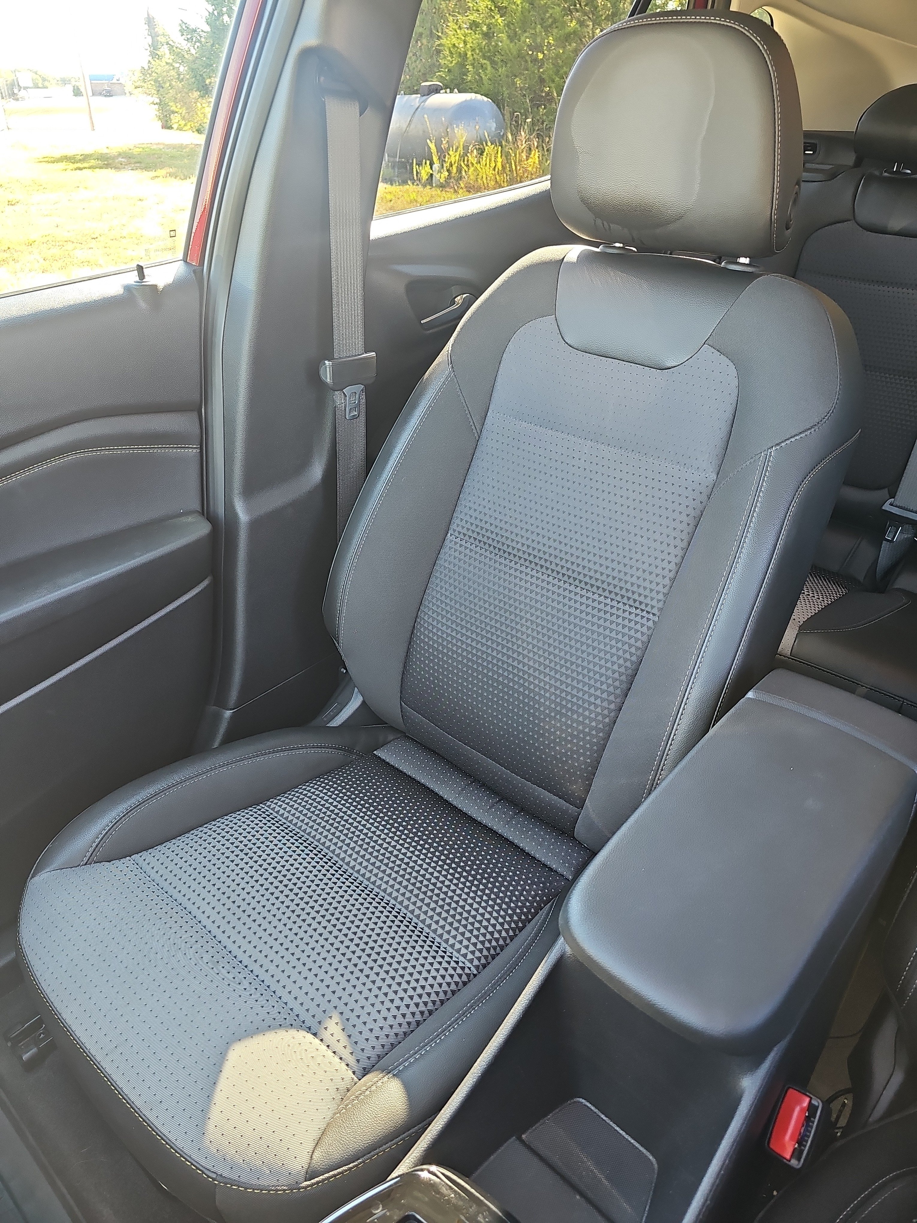 Used 2024 Chevrolet Trax LT w/ Sunroof Package FWD image 29