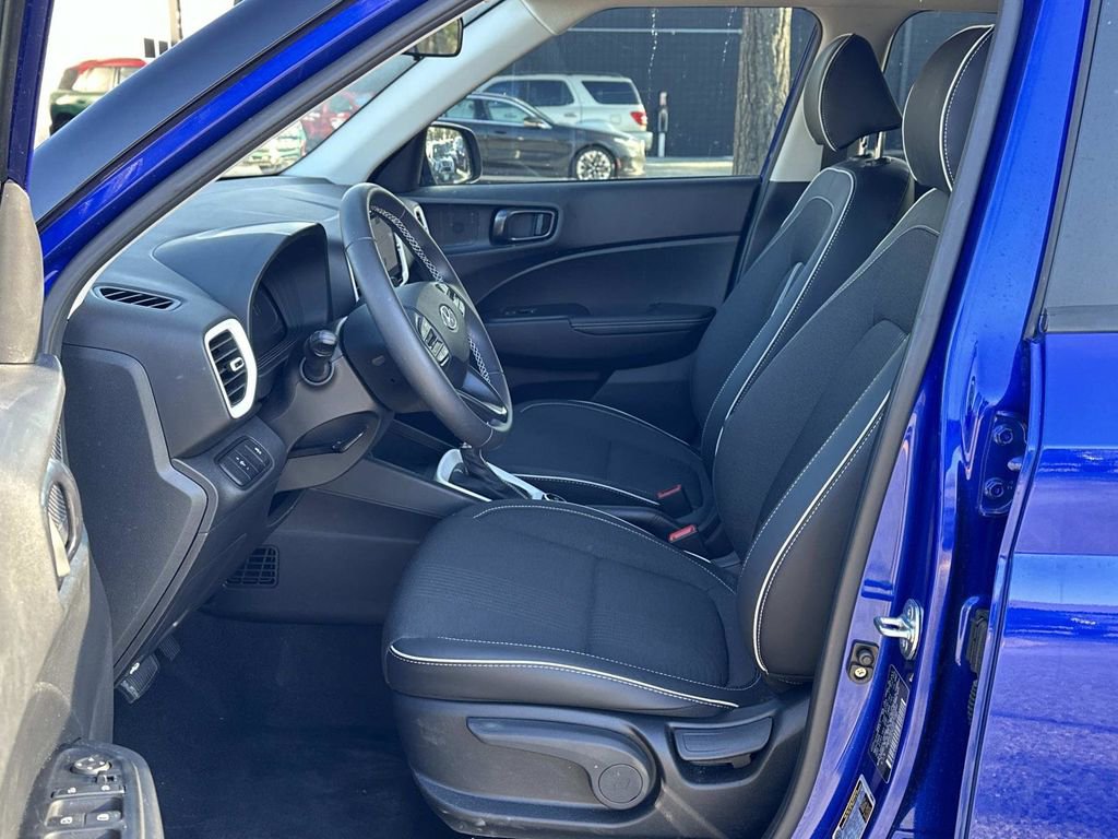Used 2024 Hyundai Venue Limited image 24