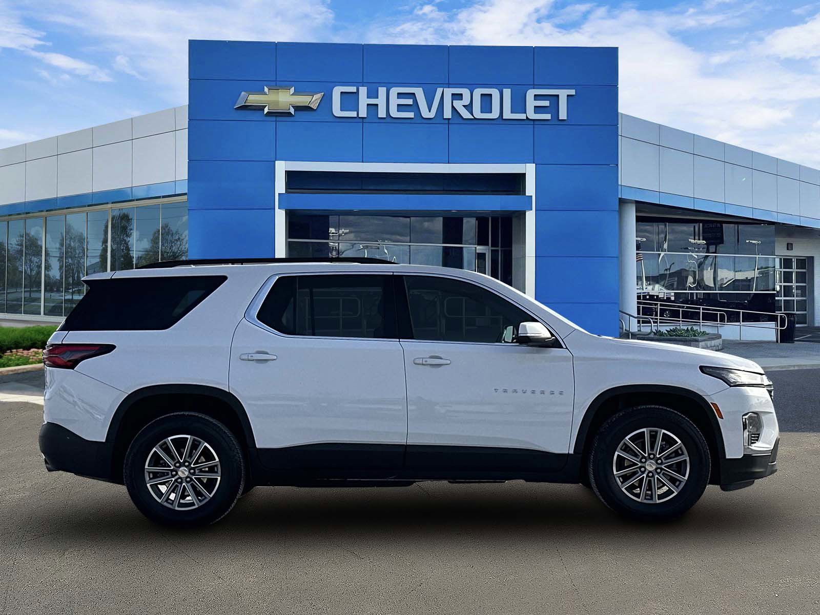 Used 2023 Chevrolet Traverse LT w/ Rear Camera Mirror Package image 5