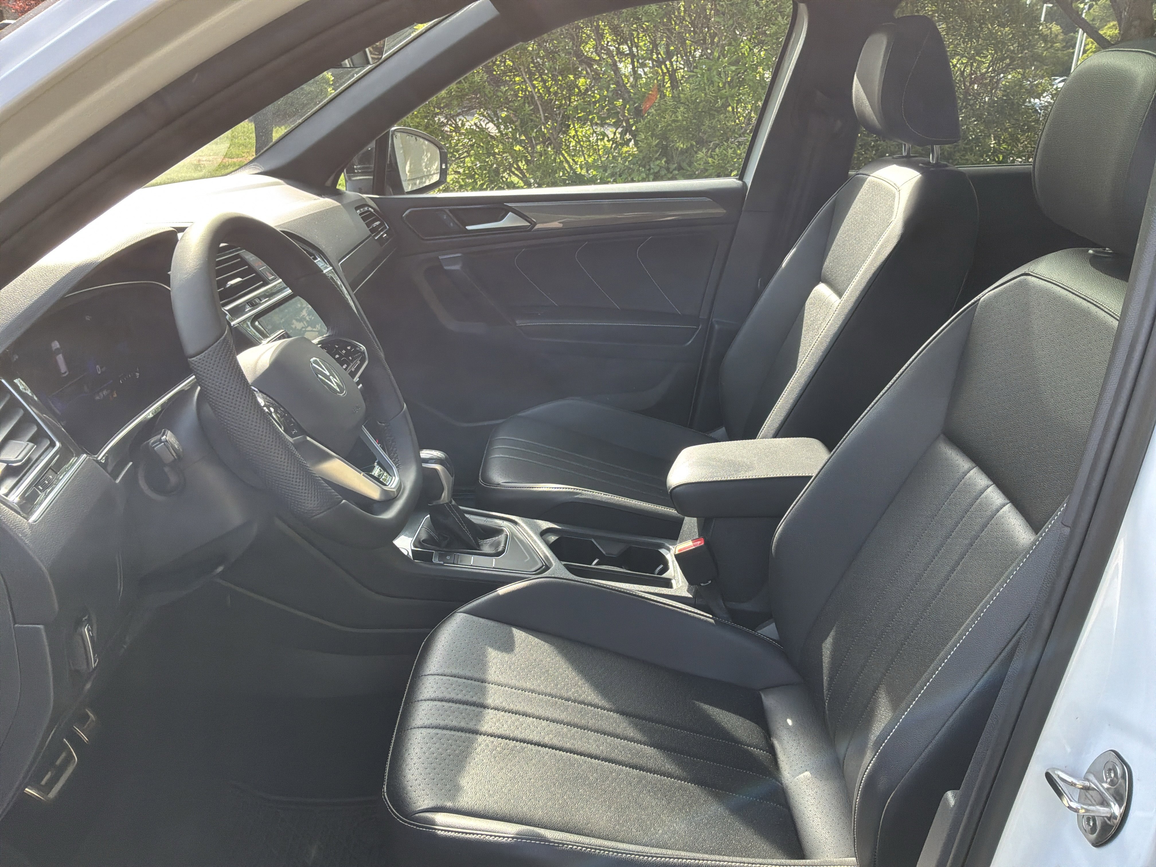 Used 2022 Volkswagen Tiguan SE R-Line FWD image 16