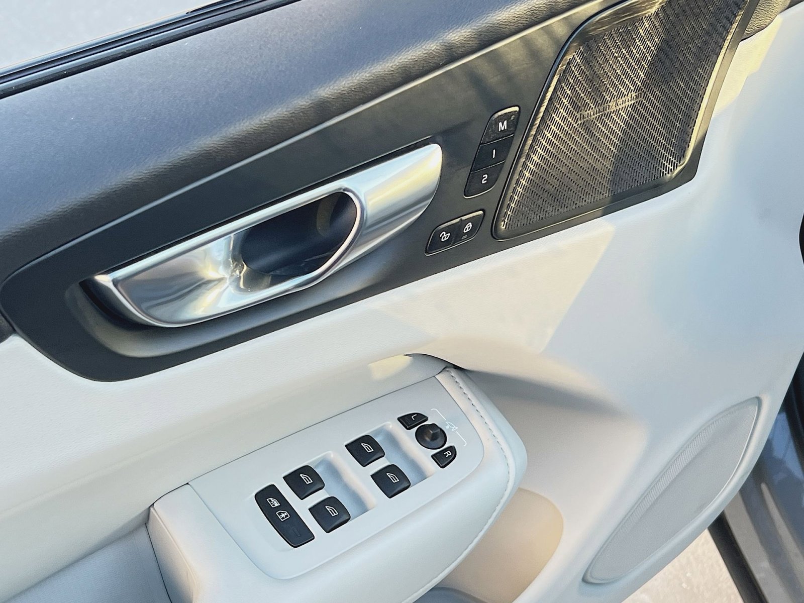 Used 2023 Volvo XC60 B5 Plus image 15