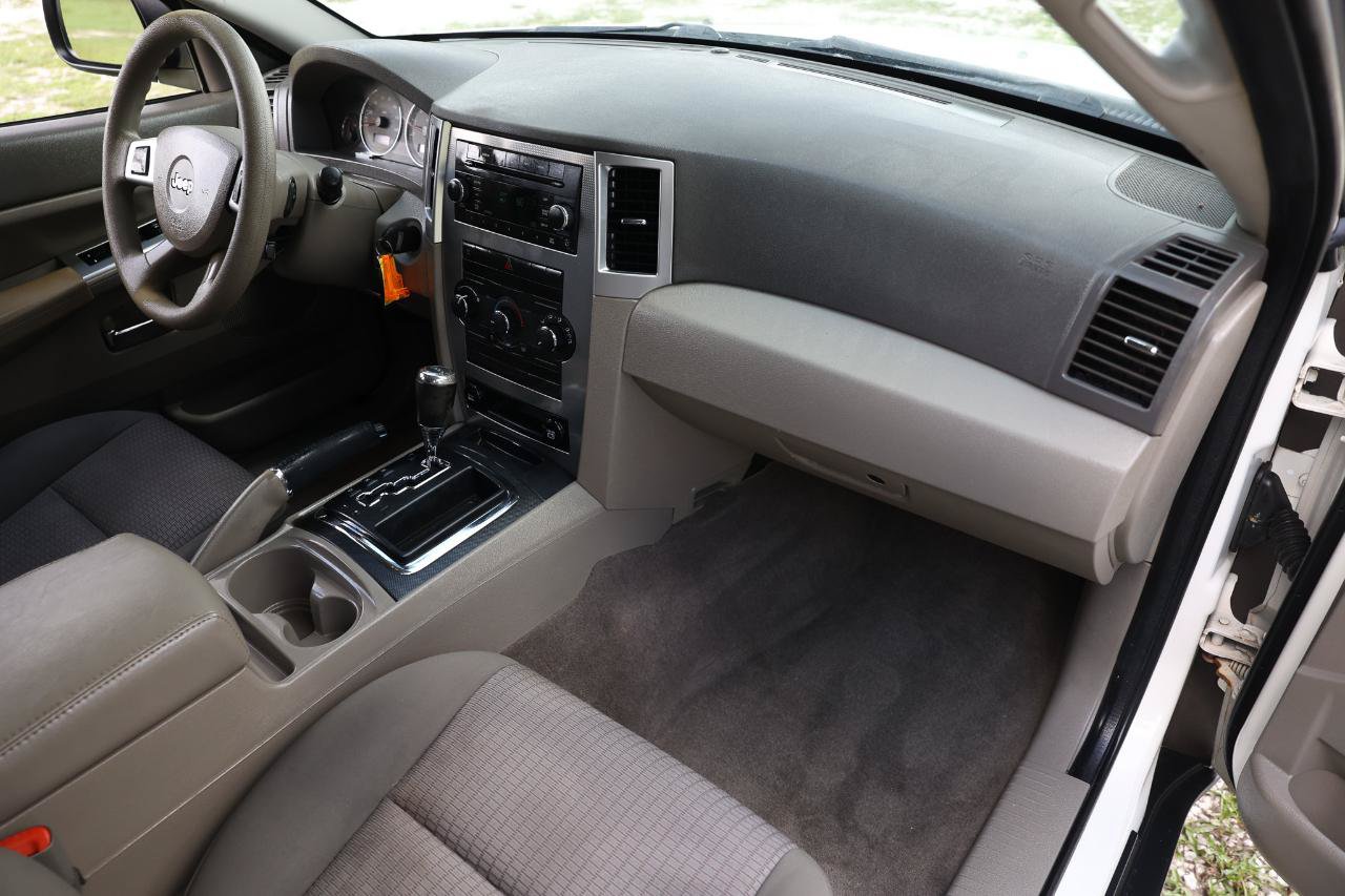 Used 2009 Jeep Grand Cherokee Laredo RWD image 16