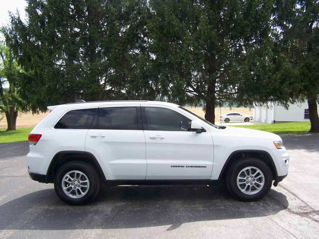 Used 2019 Jeep Grand Cherokee Laredo AWD/4WD image 1