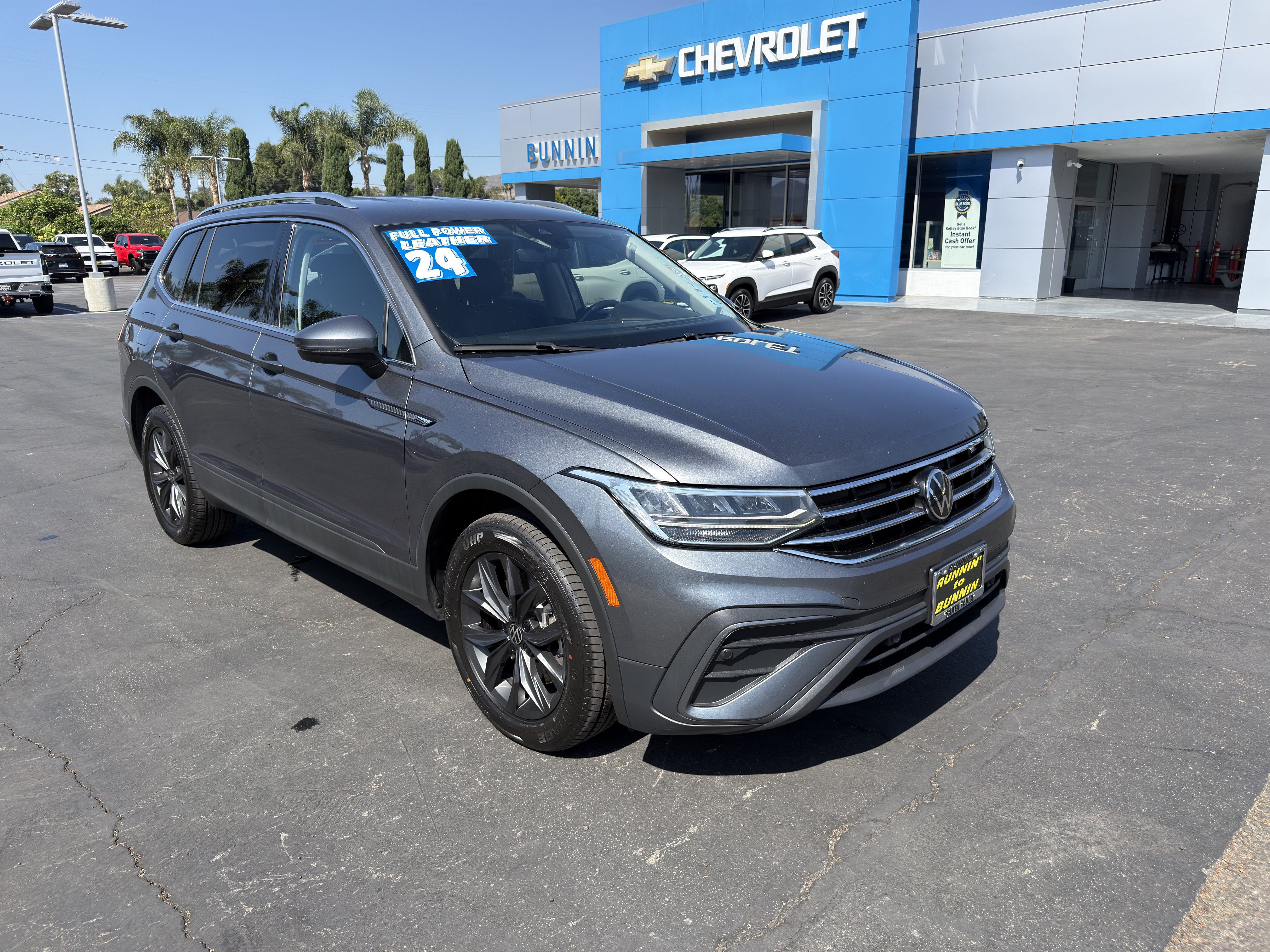 Used 2024 Volkswagen Tiguan SE FWD image 2