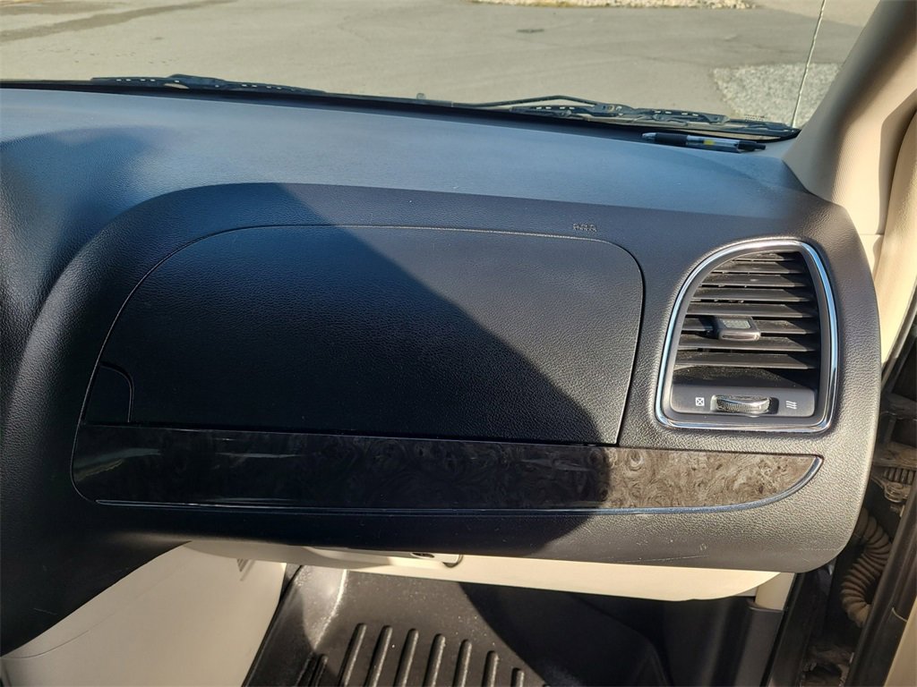 Used 2015 Chrysler Town & Country Touring image 16