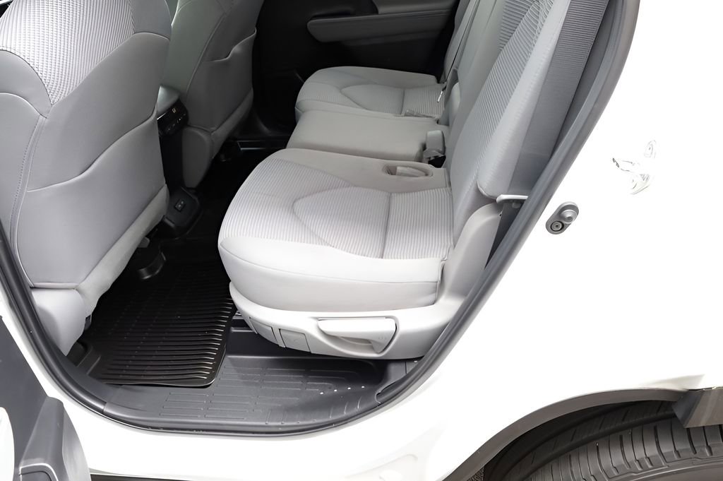 Used 2023 Toyota Highlander LE AWD/4WD image 22