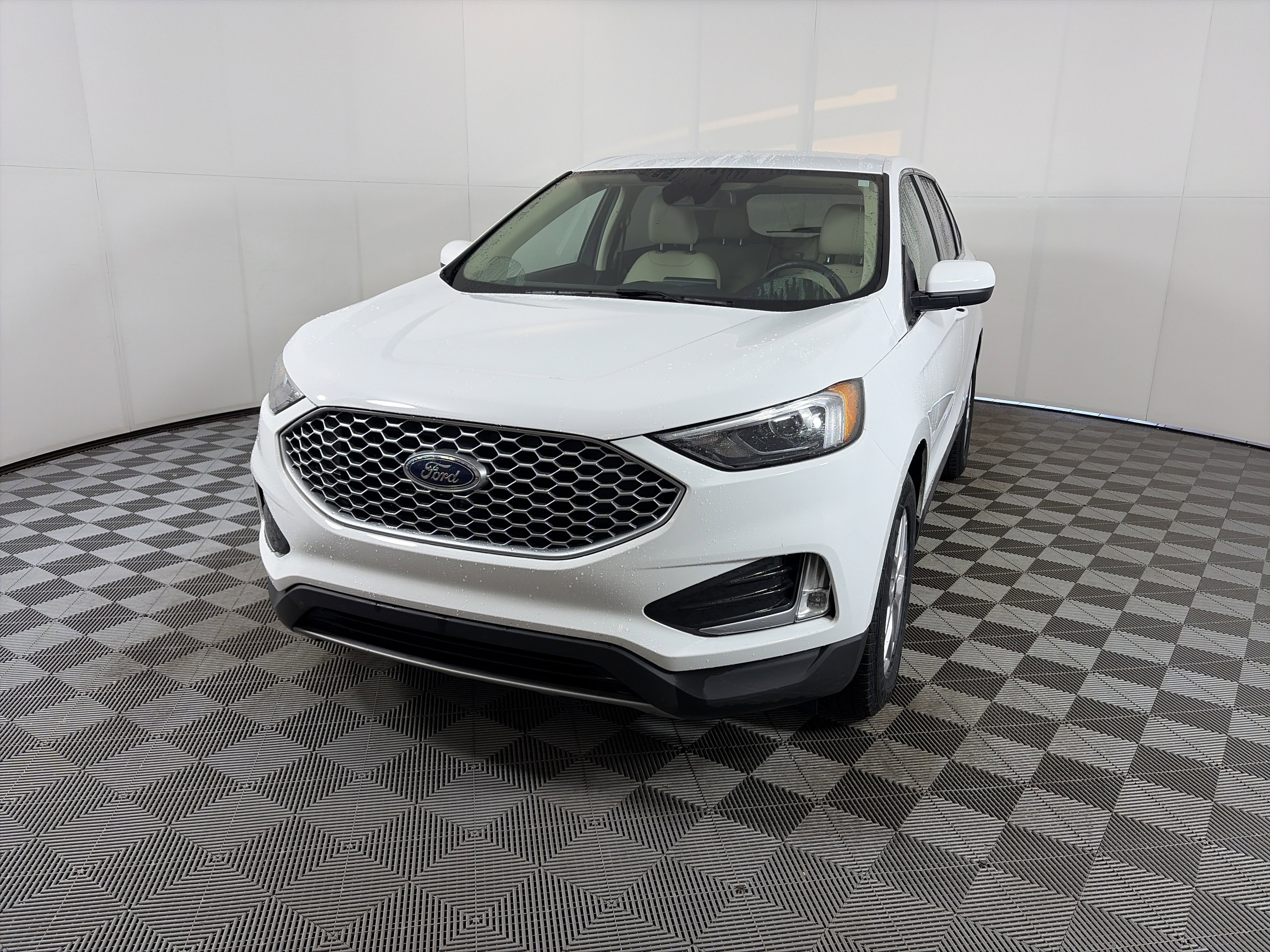 Used 2024 Ford Edge SEL w/ Convenience Package image 2