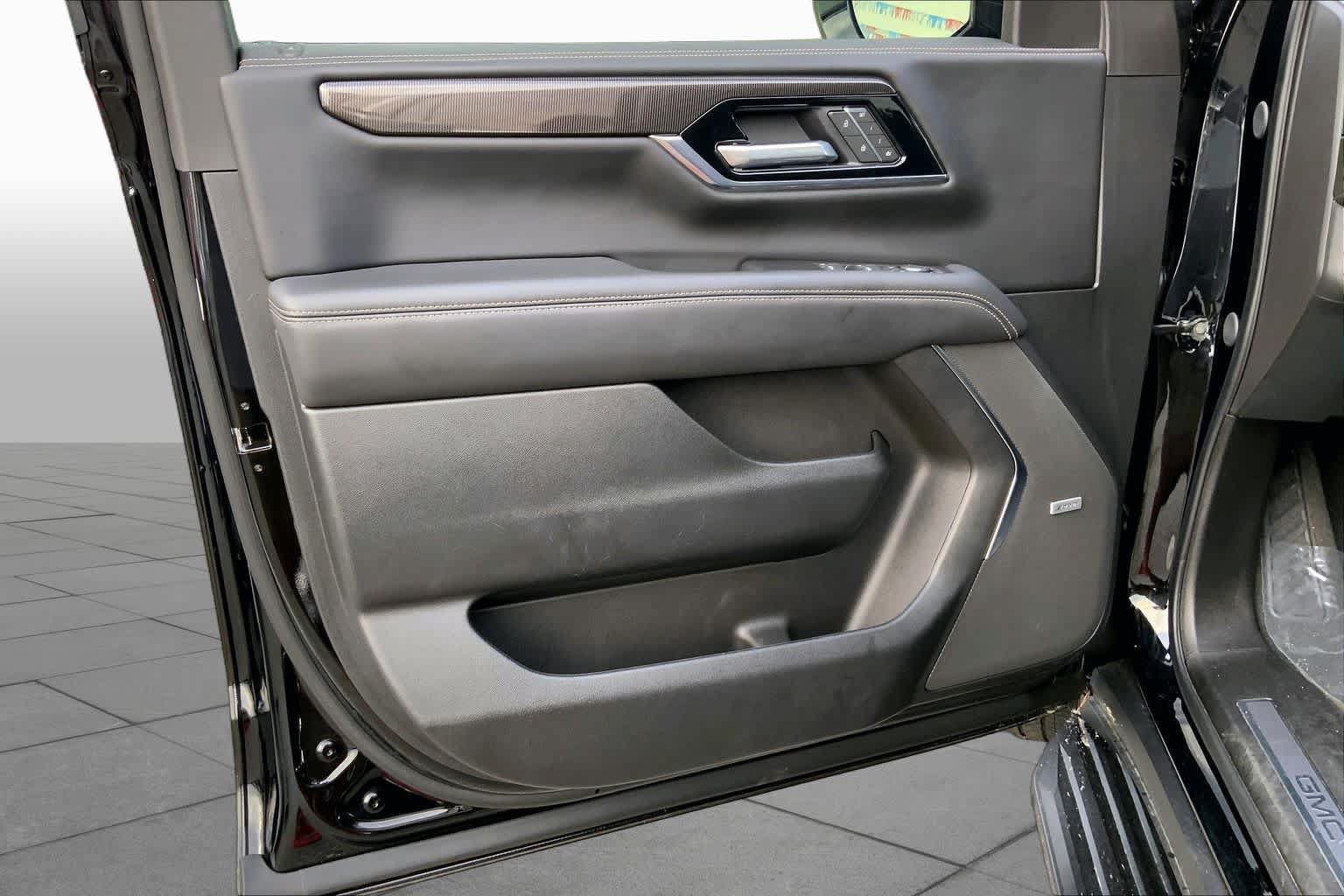Used 2025 GMC Yukon Elevation AWD/4WD image 19