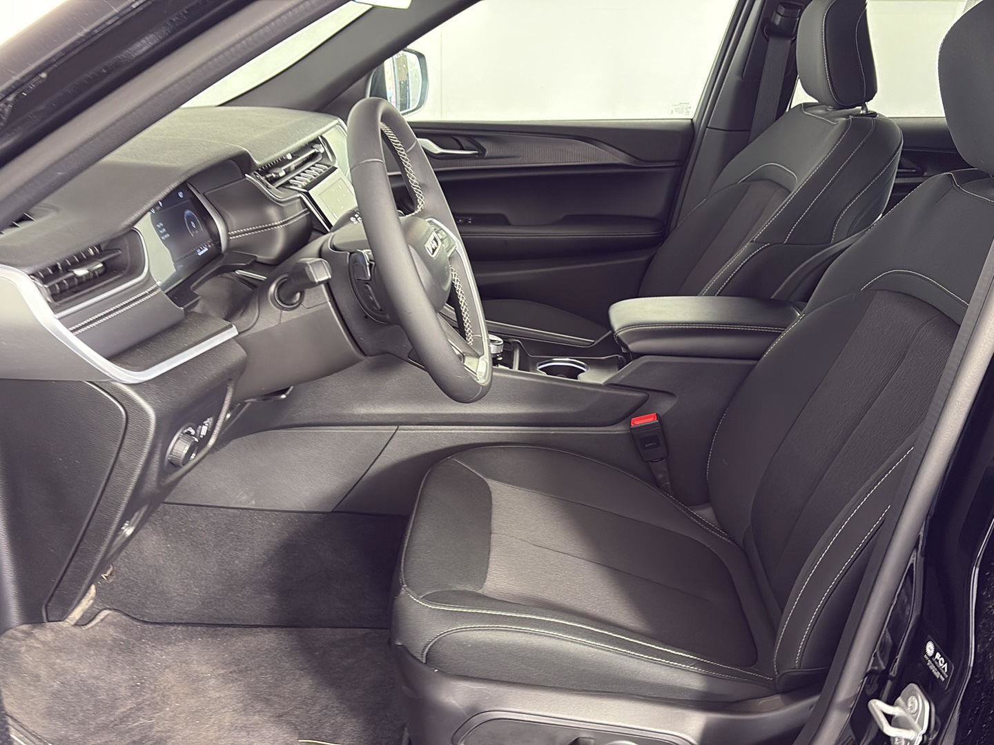 New 2025 Jeep Grand Cherokee Laredo AWD/4WD image 11