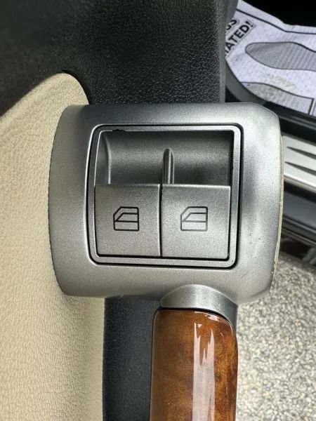 Used 2011 Mercedes-Benz SLK 300 image 38
