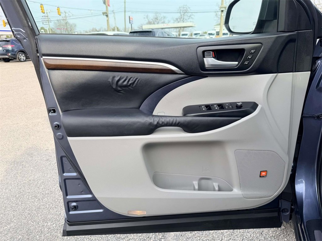 Used 2015 Toyota Highlander Limited image 17