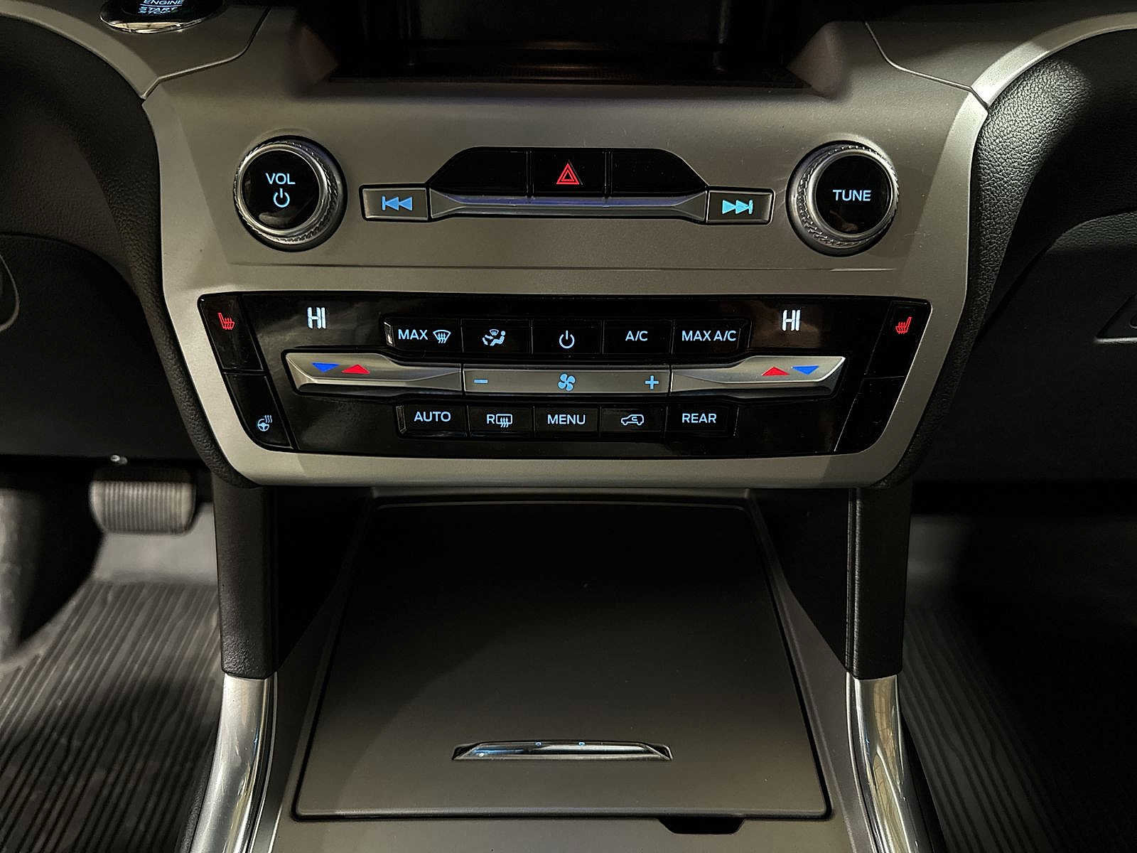 Used 2020 Ford Explorer XLT w/ Equipment Group 202A image 23