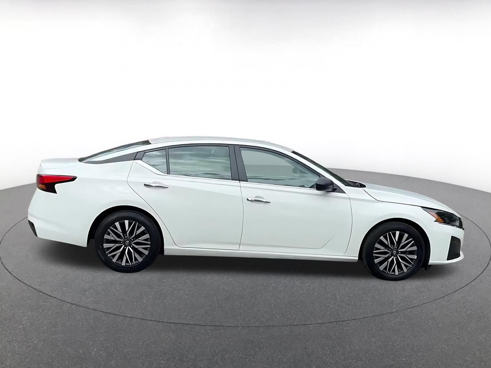Used 2025 Nissan Altima 2.5 SV FWD image 13