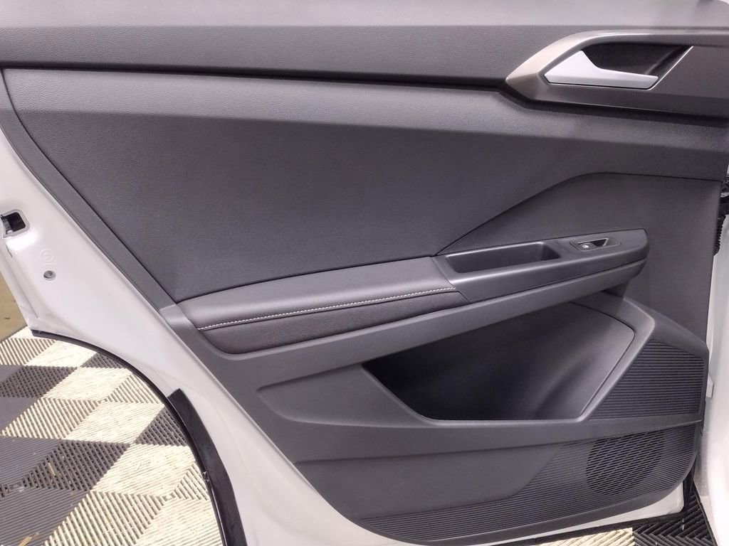 Certified 2025 Volkswagen Taos SE image 32