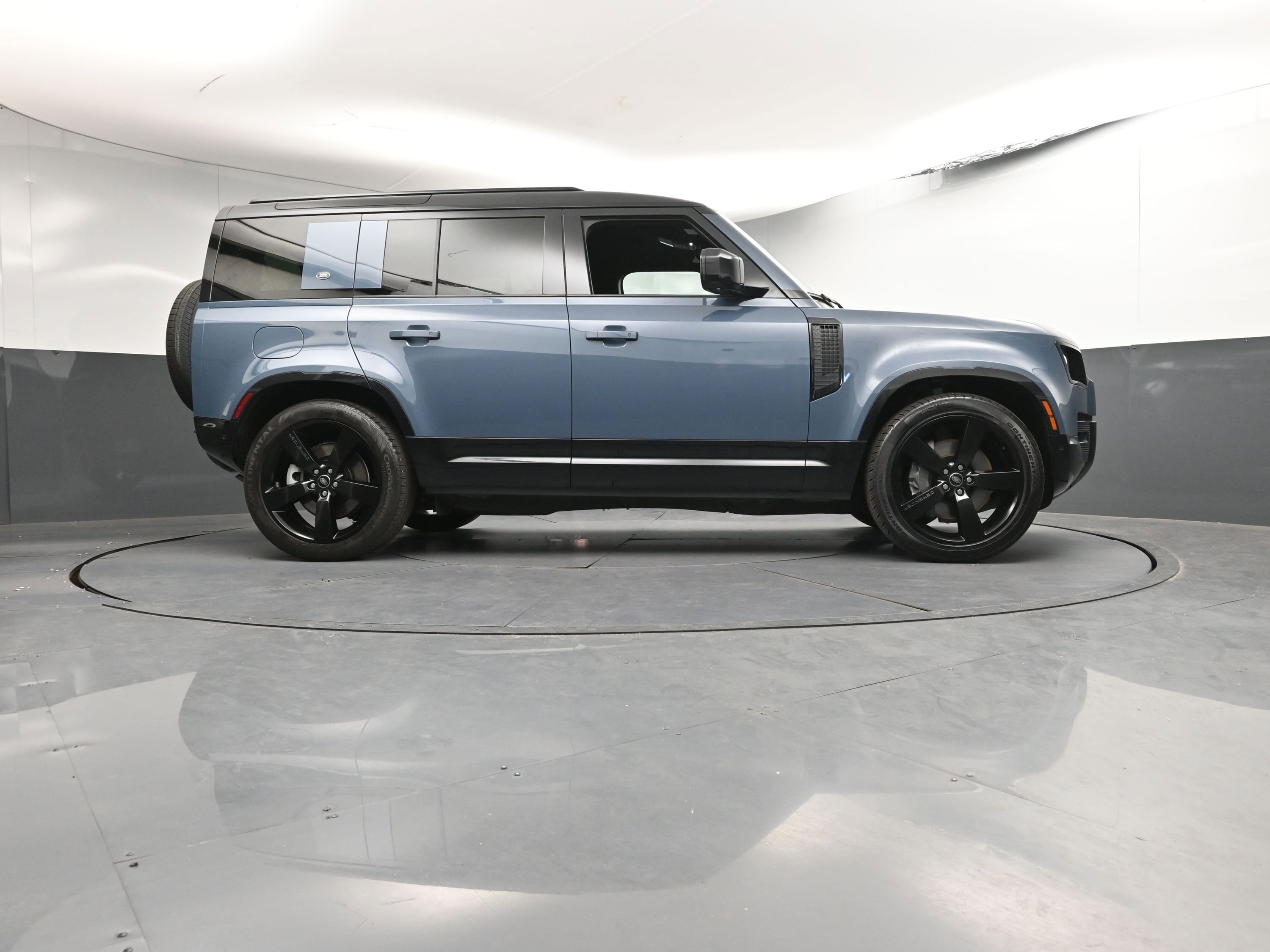 Certified 2023 Land Rover Defender 110 X-Dynamic SE image 31