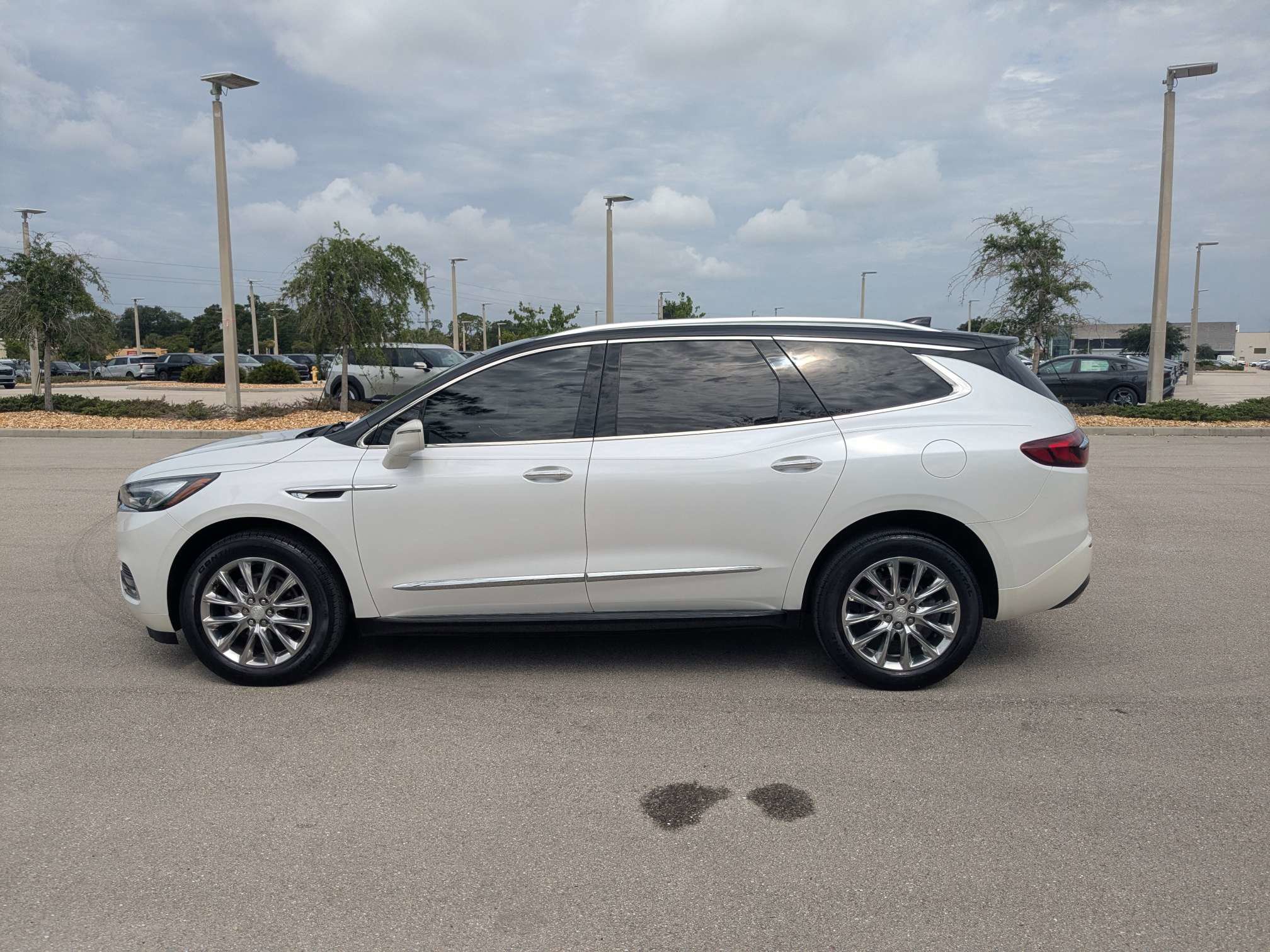 Used 2020 Buick Enclave Premium w/ Sun and Sites Package FWD image 7