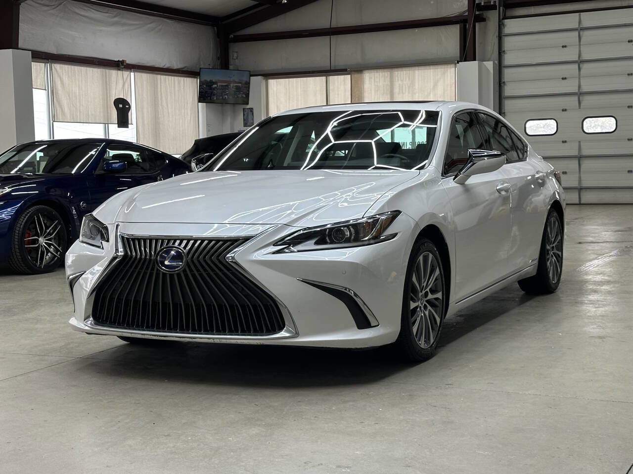 Used 2019 Lexus ES 300h w/ Premium Package image 5