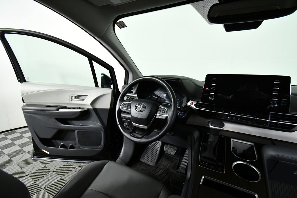 Used 2023 Toyota Sienna XLE image 19