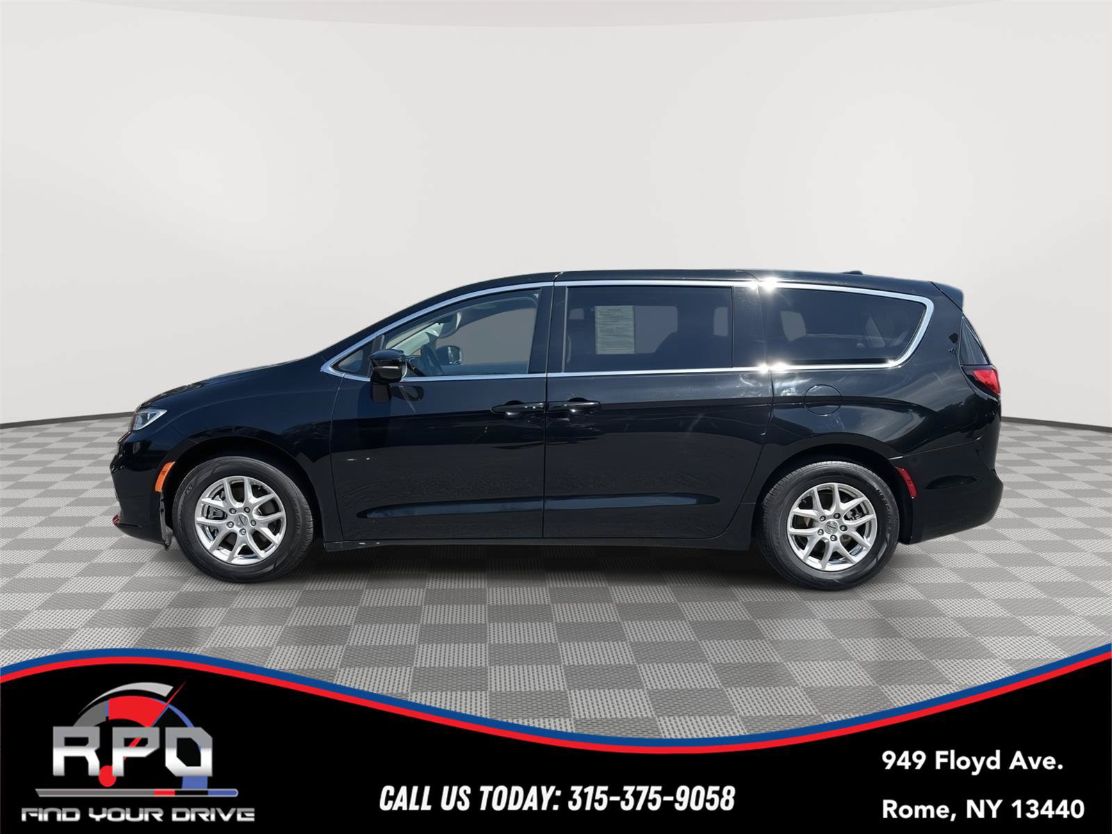 Used 2024 Chrysler Pacifica Touring-L FWD image 2