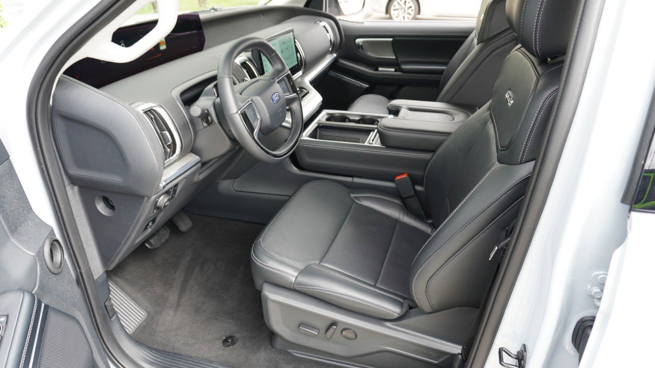 Used 2025 Ford Expedition Platinum w/ Driver's Package AWD/4WD image 15