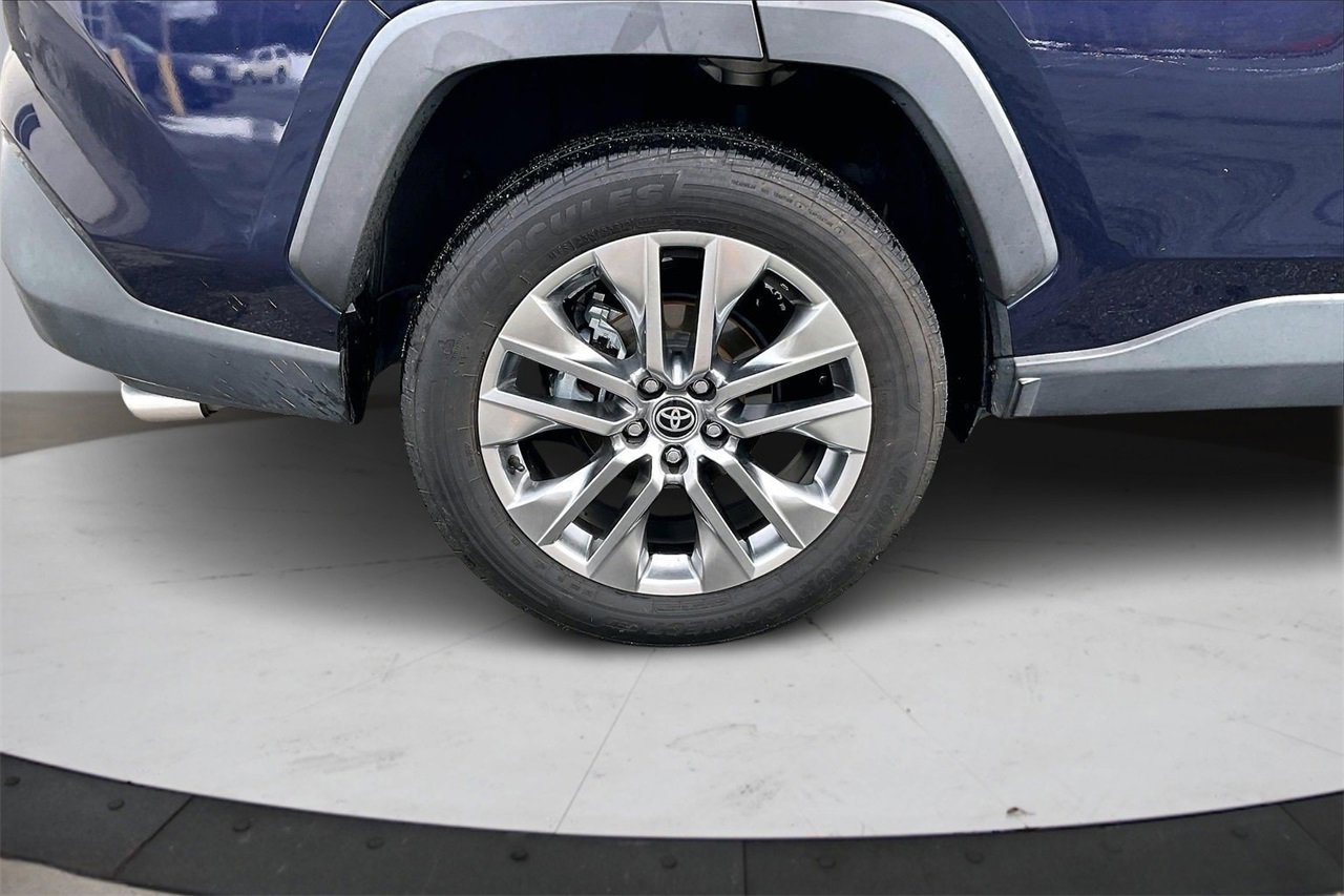 Used 2020 Toyota RAV4 XLE Premium image 37