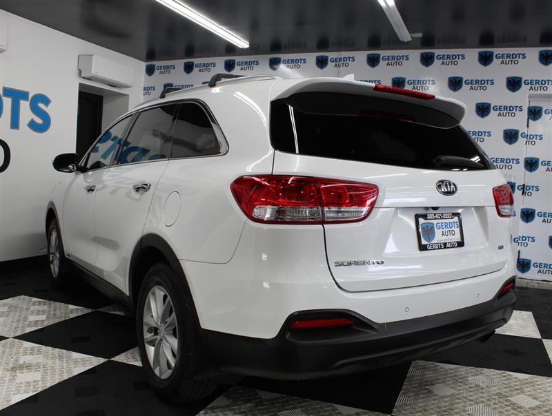 Used 2017 Kia Sorento LX w/ LX Convenience Package image 2