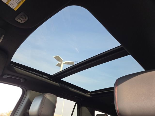 Used 2022 Ford Expedition Limited image 3