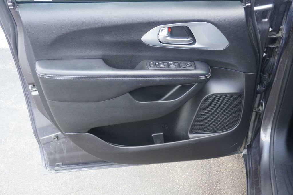 Used 2020 Chrysler Pacifica Touring w/ S Appearance Package FWD image 10