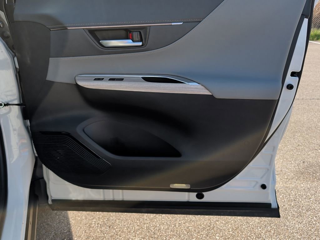 Certified 2023 Toyota Venza XLE AWD/4WD image 31