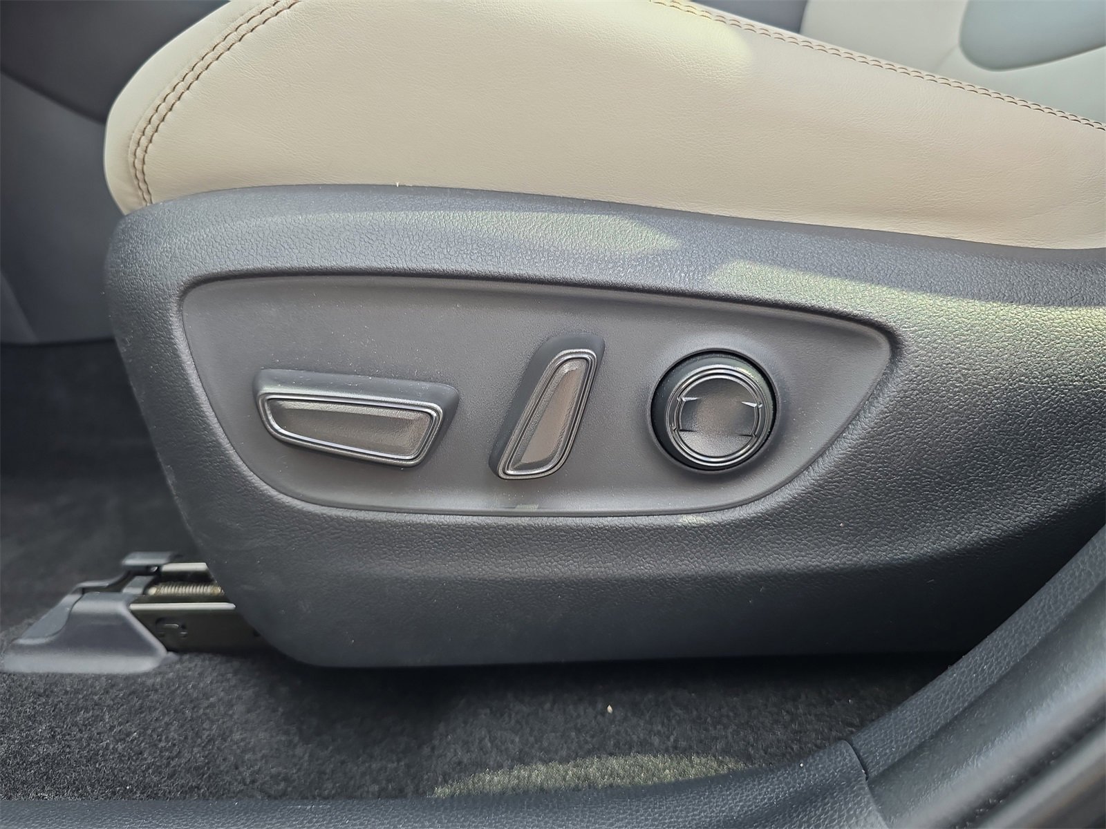 Used 2021 Toyota RAV4 XLE Premium image 15