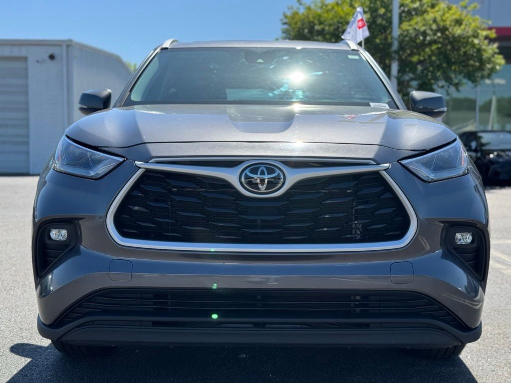 Used 2024 Toyota Highlander XLE FWD image 4