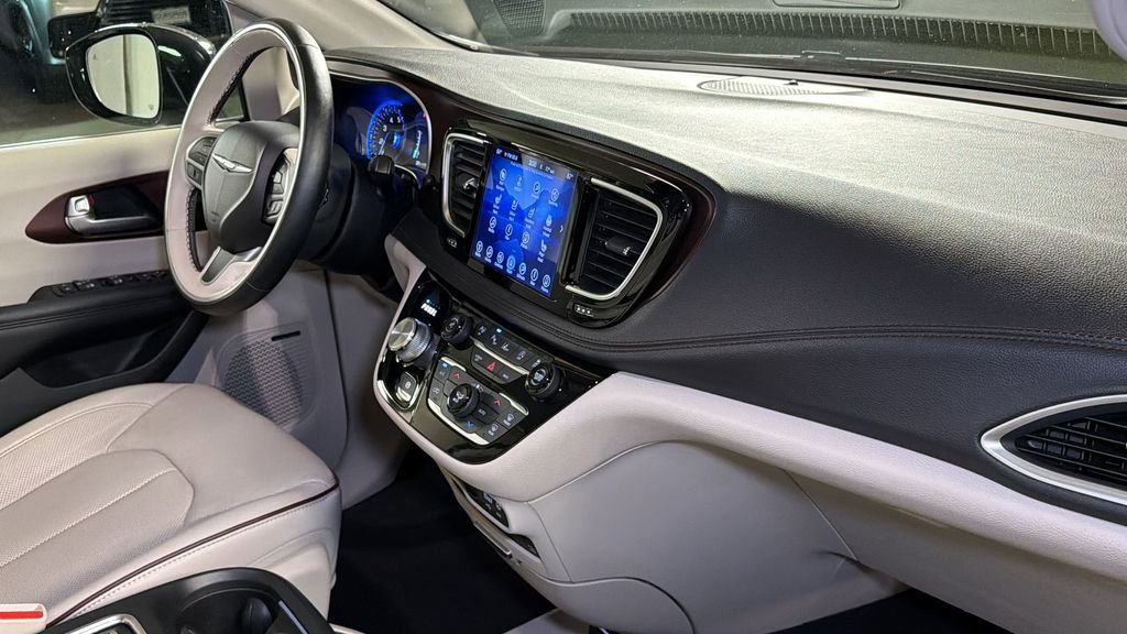 Used 2017 Chrysler Pacifica Limited FWD image 10