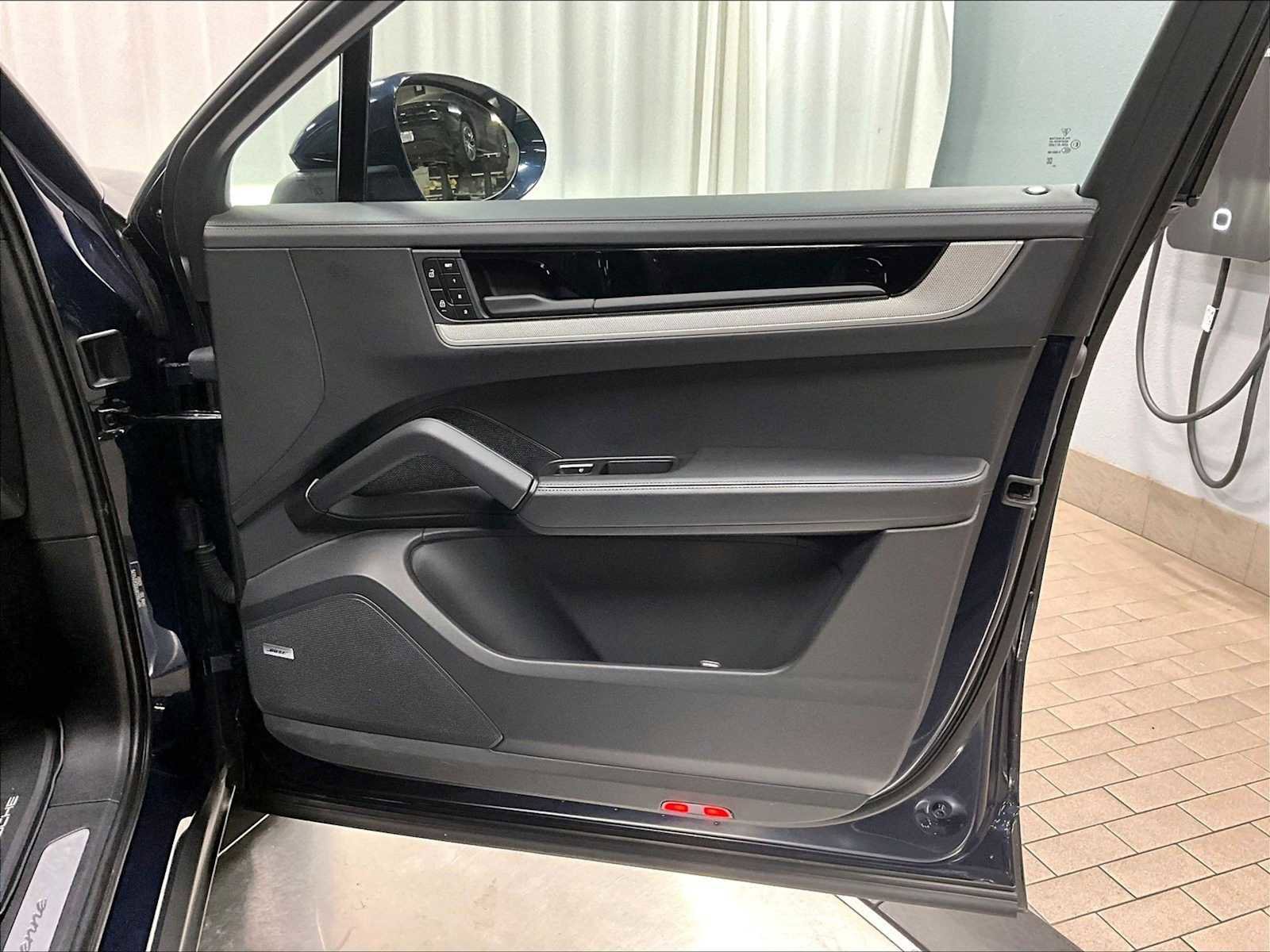 Used 2025 Porsche Cayenne Coupe image 29