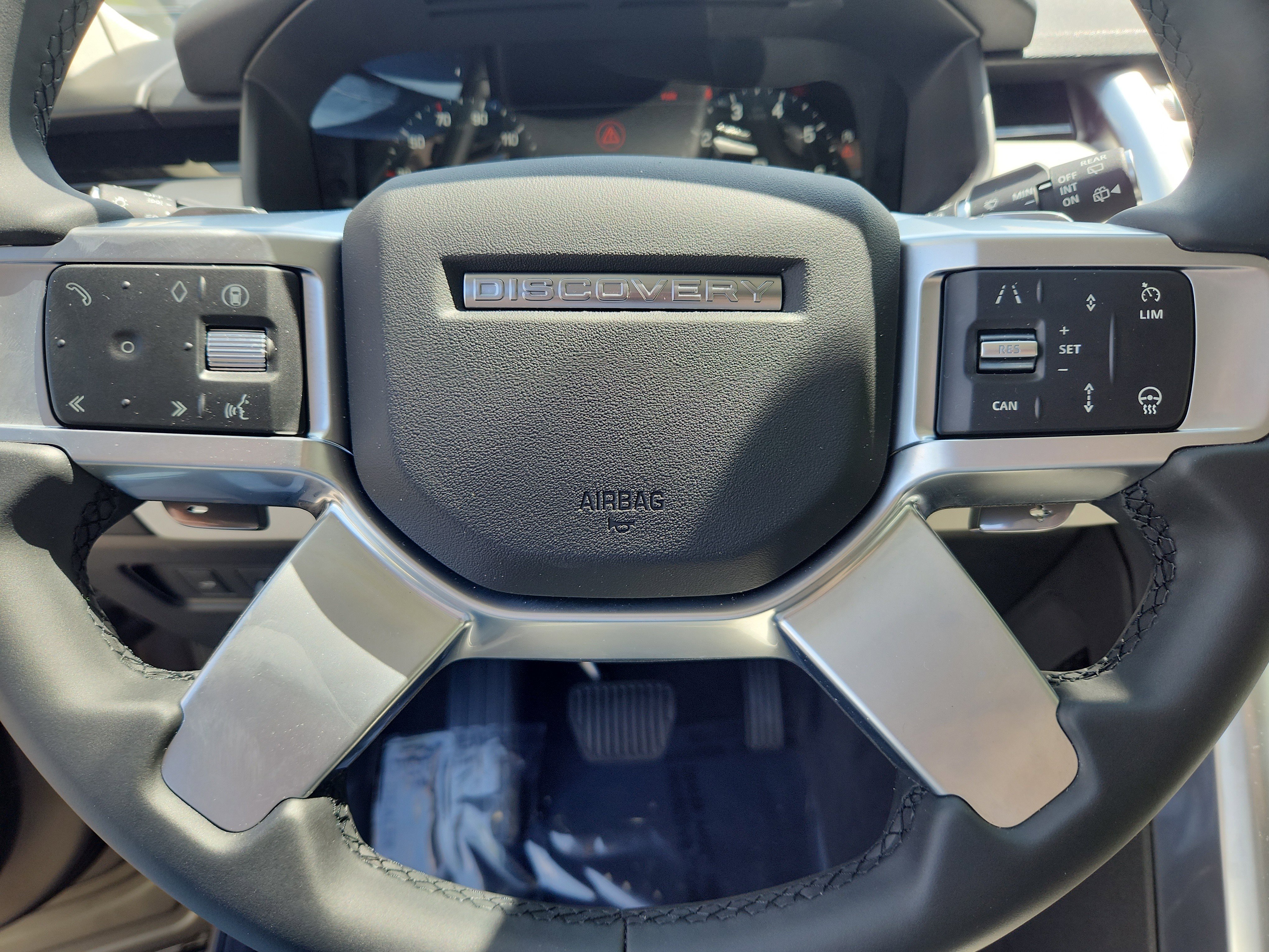 New 2025 Land Rover Discovery S image 18