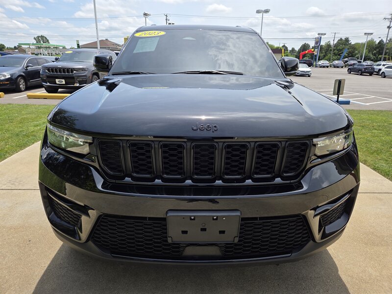 Used 2023 Jeep Grand Cherokee Limited w/ Black Appearance Package AWD/4WD image 8