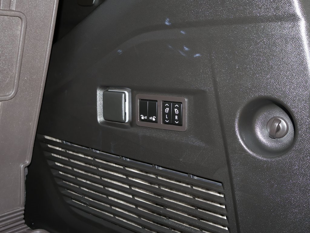 Certified 2023 GMC Yukon Denali Ultimate image 34