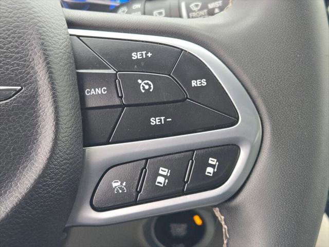 Certified 2024 Chrysler Pacifica Select image 27