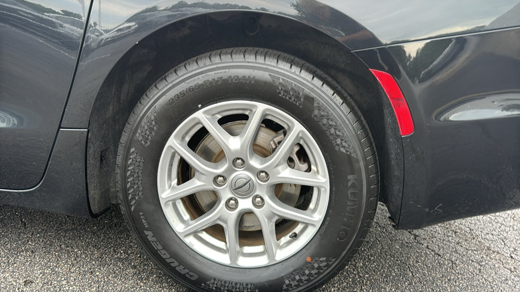 Used 2023 Chrysler Pacifica Touring-L FWD image 9